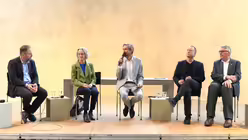 Das Podium ist mit Dr. Guido Schlimbach, Kurator der Kunststation St. Peter, der Künstlerin Eva Degenhardt, Dr. Stefan Kraus, Museumsdirektor von Kolumba, und ZdK-Präsident Prof. Thomas Sternberg besetzt. / © Beatrice Tomasetti (DR)