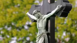 Das Symbol des Kreuzes steht für die Hoffnung auf Auferstehung. / © Beatrice Tomasetti (DR)