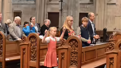 Das "Vater unser" sprechen die Kinder mit Gesten, die sie in der Domsingschule gelernt haben. / © Beatrice Tomasetti (DR)