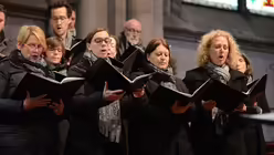 Das Vokalensemble Kölner Dom stimmt "Tochter Zion, freue dich…" an / © Beatrice Tomasetti (DR)