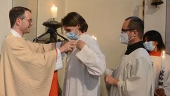 Das weiße Kleid bei der Taufe ist ein Symbol dafür, dass Christus selbst angelegt wird. / © Beatrice Tomasetti (DR)