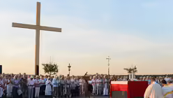 Das Weltjugendtagskreuz bleibt ein wichtiges Symbol und ist Tag für Tag Anziehungspunkt für viele Pilger. / © Beatrice Tomasetti (DR)