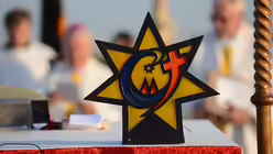 Das Weltjugendtagssymbol von 2005 steht auf dem Altar. / © Beatrice Tomasetti (DR)