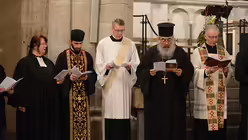 Dass Frieden über alle konfessionellen Grenzen hinweg möglich ist, demonstrieren die Vertreter der unterschiedlichen christlichen Kirchen. / © Tomasetti (DR)