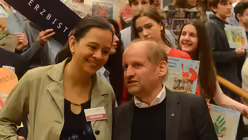 Daysi Rodriguez, Caritas San Salvador, l&auml;sst sich von Pirmin Spiegel die Ideen der Sch&uuml;lerinnen und Sch&uuml;ler erkl&auml;ren. / &copy; Tomasetti (DR)