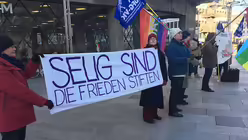 Demonstranten beim Soldatengottesdienst 2017 in K&ouml;ln / &copy; Melanie Trimborn (DR)