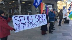 Demonstranten beim Soldatengottesdienst 2017 in Köln / © Melanie Trimborn (DR)