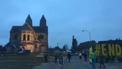 Vor dem Abriss: Demonstranten vor dem Immerather Dom / © Alexander Foxius (DR)