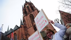 Demonstration vor dem Kaiserdom / &copy; Ottersbach (DR)