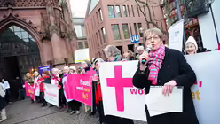 Demonstration vor dem Kaiserdom / &copy; Ottersbach (DR)