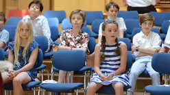 Den Viertklässlern fällt der Abschied von ihrer Grundschule sichtlich schwer / © Beatrice Tomasetti (DR)