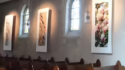 An den W&auml;nden h&auml;ngen gro&szlig;formatige Pigmentdrucke auf B&uuml;tten des Fotografen Markus Bollen. / &copy; Tomasetti (DR)