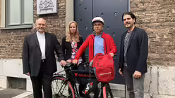 Der Beweis: Die erste Etappe ist geschafft und Ingo Br&uuml;ggenj&uuml;rgen wird vom Aachener Bischof Helmut Dieser empfangen / &copy; N.N. (DR)