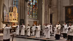 Der Chor entl&auml;sst seinen langj&auml;hrigen Pr&auml;ses Tobias Hopmann mit der Motette "Denn er hat seinen Engeln befohlen, dich zu beh&uuml;ten&hellip;". / &copy; Beatrice Tomasetti (DR)