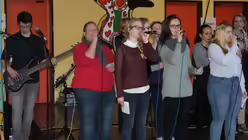 Der Chor gestaltet den Gottesdienst der Jugendlichen musikalisch / © Katharina Geiger (DR)