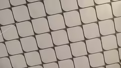 An der Decke findet sich die Grundrissform des Rombus hundertfach wieder. / &copy; Beatrice Tomsasetti (DR)