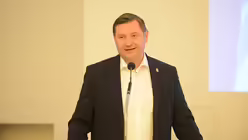 Der Di&ouml;zesanratsvorsitzende Tim-O. Kurzbach begr&uuml;&szlig;t die Delegierten. / &copy; Tomasetti (DR)