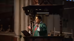 Der Dom habe viel zu sagen, stellt Domvikar Hopmann in seiner Abschiedspredigt fest. / &copy; Beatrice Tomasetti (DR)