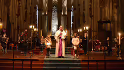 Der Dom ist nur sehr spärlich mit Kerzenlicht beleuchtet. / © Beatrice Tomasetti (DR)