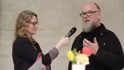 Der Dominikanerpater Christoph Wekenborg berichtet von den Ergebnissen seiner Kleingruppe unter der &Uuml;berschrift: Wo wird Kirche erfahrbar? / &copy; Beatrice Tomasetti (DR)