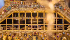 Der Dreik&ouml;nigsschrein ganz nah: die Sch&auml;del der Heiligen Drei K&ouml;nige / &copy; Rolf Vennenbernd (dpa)