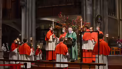 Der ehemalige Domdiakon Raimund Witte tr&auml;gt - wie in alten Zeiten - das Evangelium vor. / &copy; Beatrice Tomasetti (DR)