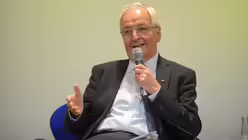 Der ehemalige Exekutivdirektor des Umweltprogramms der Vereinten Nationen, Prof. Klaus T&ouml;pfer, fordert eine Entschleunigung bei Entscheidungen, die den Umwelt- und Klimaschutz betreffen. / &copy; Beatrice Tomasetti (DR)