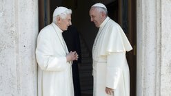 Der emeritierte Papst Benedikt XVI. besucht Papst Franziskus im Kloster Mater Ecclesiae im Jahr 2015. / © Osservatore Romano/Romano Siciliani (KNA)