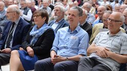 In der ersten Reihe sitzen Hans Adolf Hammermann, Dr. Claudia Lücking-Michel, Rainer Will und Pater Klaus Mertes / © Beatrice Tomasetti (DR)