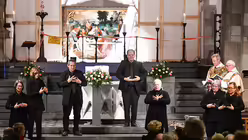 Der Gebärdenchor St. Georg macht synchrone Bewegungen beim Singen.  (KNA)