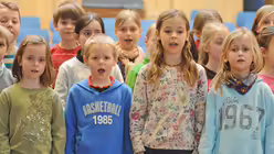 In der Gemeinschaft zu singen fördert die kindliche Entwicklung (Archivbild). / © Beatrice Tomasetti (DR)