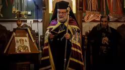 Der griechisch-orthodoxe Erzbischof Alexios in einer Kirche in Gaza-Stadt / &copy; Mohammed Talatene (dpa)