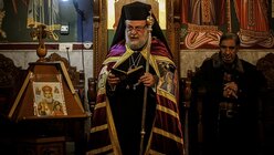 Der griechisch-orthodoxe Erzbischof Alexios in einer Kirche in Gaza-Stadt / © Mohammed Talatene (dpa)