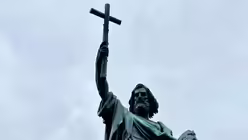 Der heilige Bonifatius und Apostel der Deutschen erwartet die Bischöfe. / © Ingo Brüggenjürgen (DR)