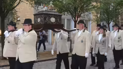 Der Heilige Willeicus wird durch die Altstadt getragen. / © Tomasetti (DR)