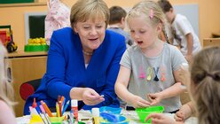 In der Inklusiven Kita Maria Hilf in Köln-Kalk bastelt Bundeskanzlerin Merkel mit den Kindern.  / © Hirschbeck (Erzbistum Köln)