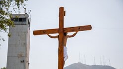 Der Insasse Edgar Jimenez inszeniert die Kreuzigung von Jesus im Gefängnis "Reclusorio Norte" am Karfreitag / © Jair Cabrera Torres (dpa)