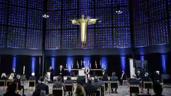 In der Kaiser-Wilhelm-Ged&auml;chtniskirche wird ein &ouml;kumenischer Gottesdienst f&uuml;r die Verstorbenen der Corona-Pandemie gefeiert / &copy; Gordon Welters (dpa)