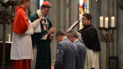 Der Kardinal segnet Georg Khevenhüller und Dr. Constantin von Brandenstein / © Beatrice Tomasetti (DR)