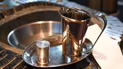 In der katholischen Kirche wird an Gr&uuml;ndonnerstag traditionell die Chrisammesse gefeiert, bei der die heiligen &Ouml;le Chrisam, Katechumenen&ouml;l und Kranken&ouml;l geweiht werden.  / &copy; Harald Oppitz (KNA)