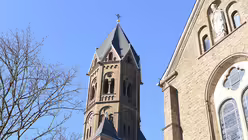 Der Kirchturm von St. Nikolaus ist schon von Ferne sichtbar. / &copy; Beatrice Tomasetti (DR)