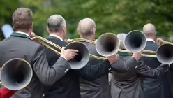 Der Klang der Waldhörner passt ganz wunderbar zu dem Gottesdienst in der Natur. / © Beatrice Tomasetti (DR)