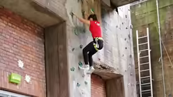 In der Kletterwand f&uuml;hlt sich Leni sicher. (privat)