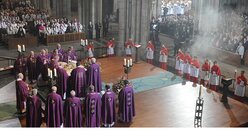 Der Kölner Dom war zur Verabschiedung von Kardinal Meisner bis auf den letzten Platz gefüllt. / © Tomasetti (DR)