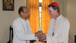 Der K&ouml;lner Erzbischof Rainer Maria Kardinal Woelki mit Kardinal Oswald Carcias im Priesterseminar in Mumbai / &copy; Nadim Ammann (Erzbistum K&ouml;ln)