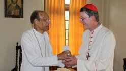 Der Kölner Erzbischof Rainer Maria Kardinal Woelki mit Kardinal Oswald Carcias im Priesterseminar in Mumbai / © Nadim Ammann (Erzbistum Köln)