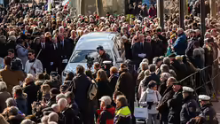 Der Leichenwagen f&auml;hrt durch die Mainzer Innenstadt / &copy; Andreas Arnold (dpa)