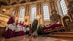 Der Leichnam des verstorbenen Mainzer Kardinals Karl Lehmann liegt aufgebahrt in der Augustinerkirche.  / © Boris Roessler (dpa)
