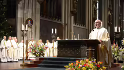 Der leitende Militärdekan Monsignore Rainer Schnettker bedankt sich bei Kardinal Woelki für die Einladung zum Gottesdienst. / © Beatrice Tomasetti (DR)