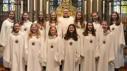 Der M&auml;dchenchor und Domkantor Oliver Sperling im K&ouml;lner Dom / &copy; Beatrice Tomasetti  (DR)